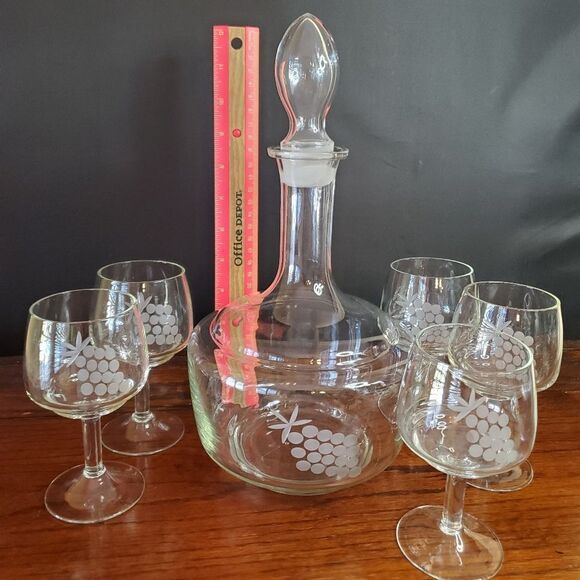 Mid Century Glass Decanter and 5 Cordial Glass Set Etched Grape Design - Picture 8 of 8